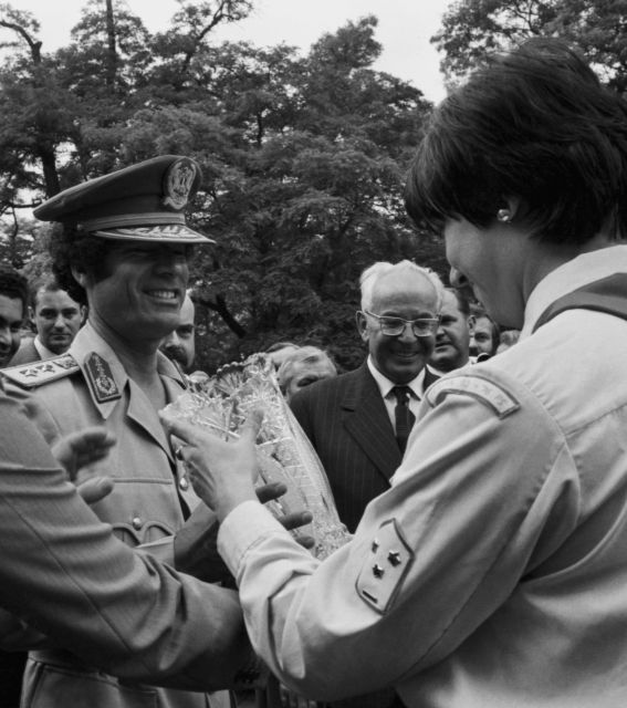 Muammar Kaddáfí přijímá dary, uprostřed prezident Československa Gustáv Husák. (červen 1978) | Foto: ČTK