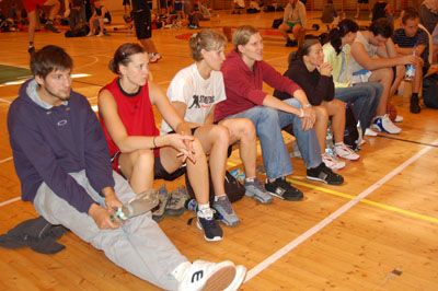 Česká basketbalová reprezentantka Jana Veselá (druhá zprava) jako divačka na turnaji StreetTrutnov 2006. Vpravo reprezentantka Slovenska Darina Mišurová, úplně vlevo Irena Špirková. | Foto: Karel Urban