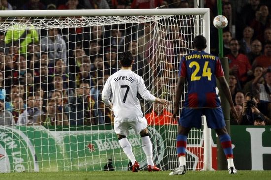 Záložník Manchesteru Cristiano Ronaldo neproměnil penaltu na Nou Campu proti Barceloně. | Foto: Reuters