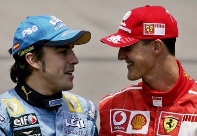 Fernando Alonso (vlevo) a Michael Schumacher se usmívají před startem Velké ceny Brazílie. | Foto: Reuters