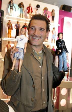 Hollywoodský stylista Phillip Bloch ukazuje nové panenky Kena od společnosti Mattel | Foto: Reuters