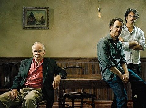 Cormac McCarthy a bratři Coenové, kteří adaptovali jeho román Tahle země není pro starý | Foto: Time