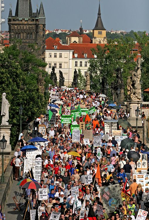 Z nábřeží se průvod vydal na Pražský hrad po Karlově mostu. | Foto: Tomáš Adamec, Aktuálně.cz