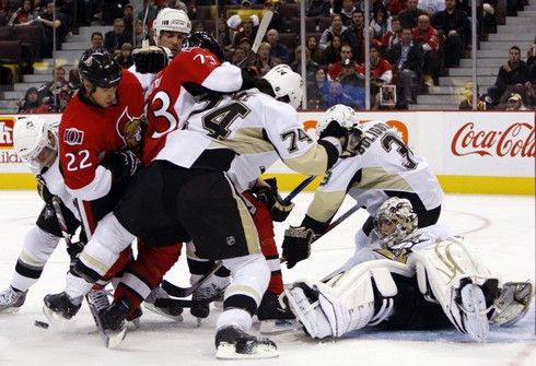 Mela před brankou Pittsburghu Penguins | Foto: Sport