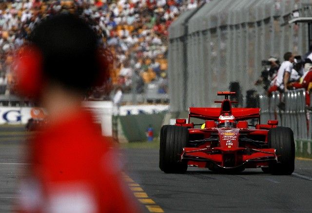 Kimi Räikkönen s Ferrari míří do boxů při tréninku na Velkou cenu Austrálie formule jedna. | Foto: Reuters