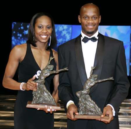 Sanya Richardsová a Asafa Powell s trofejemi pro Atlety roku 2006. | Foto: Reuters