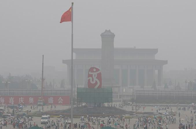 Nepříliš netradiční obrázek z Pekingu Smog trvá dál | Foto: Reuters