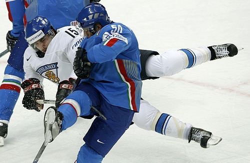 Ital Christian Borgatello (v modrém) si vyšlápl na finského útočníka Tuomo Ruutua. | Foto: Reuters