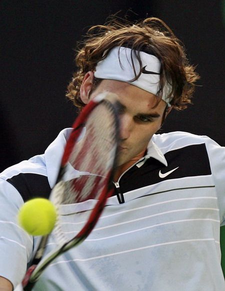 Švýcar Roger Federer při finále Australian Open s Fernandem Gonzalezem z Čile. | Foto: Reuters