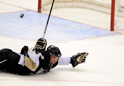 Sidney Crosby se raduje z hattricku | Foto: Reuters