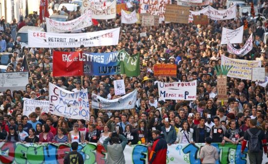 "Mladí v boji", hlásá transparent demonstrantů v Aix-en-Provence | Foto: Aktuálně.cz