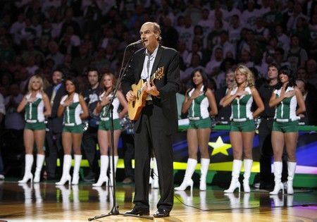 James Taylor zazpíval americkou hymnu a první finále NBA mohlo začít. | Foto: Reuters