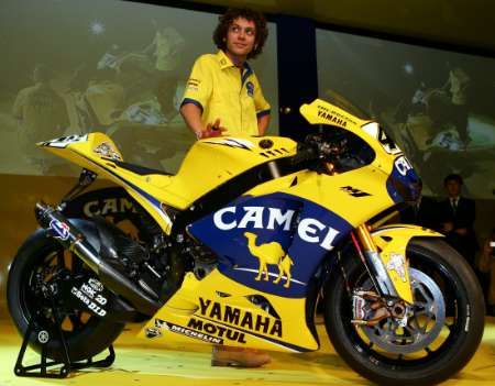 Šampion MotoGP Valentino Rossi pózuje před novou Yamahou YZR-M1 2006 během tiskové konference v Miláně. | Foto: Reuters