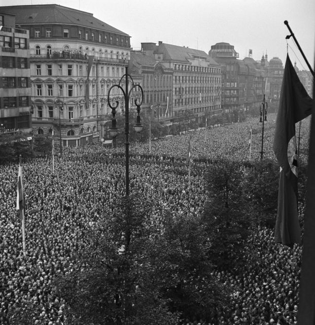 Dne 3. července 1942 se na Václavském náměstí v Praze konala manifestace, která byla největším veřejným shromážděním v Protektorátu Čechy a Morava po atentátu na zastupuj | Foto: ČTK