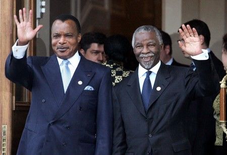 Afričtí hosté summitu: Prezident Konžské republiky Denis Sassou Nguesso a jeho jihoafrický kolega Thabo Mbeki | Foto: Reuters