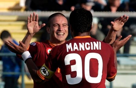 Matteo Brighi se raduje z gólu se spoluhráčem Mancinim - AS Řím vs. Empoli. | Foto: Reuters