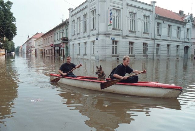 Zatopené ulice Terezína při srpnové povodni v roce 2002. | Foto: ČTK