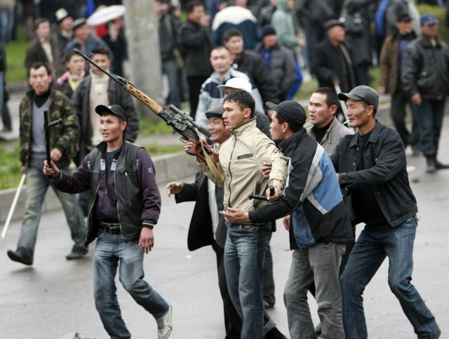 Mladíci se zmocnili samopalů a odstřelovacích pušek policistů, na které pořádali v Biškeku hon | Foto: Reuters