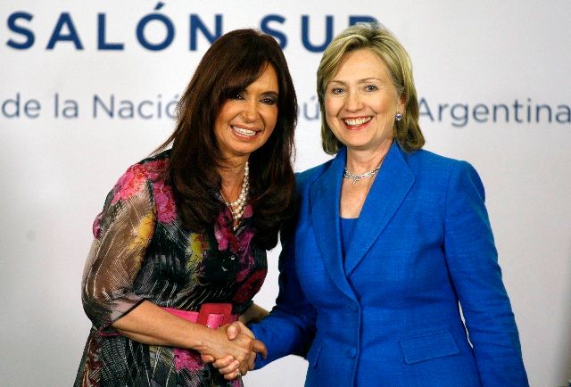 Clintonová a Fernándezová chtěly obě převzít prezidentské žezlo po svých manželích. Argentince se to povedlo, bývalé newyorské senátorce ne. | Foto: Reuters