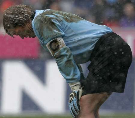 Smutný gólman Bayernu Oliver Kahn po inkasovaném gólu od Hamburku. | Foto: Reuters