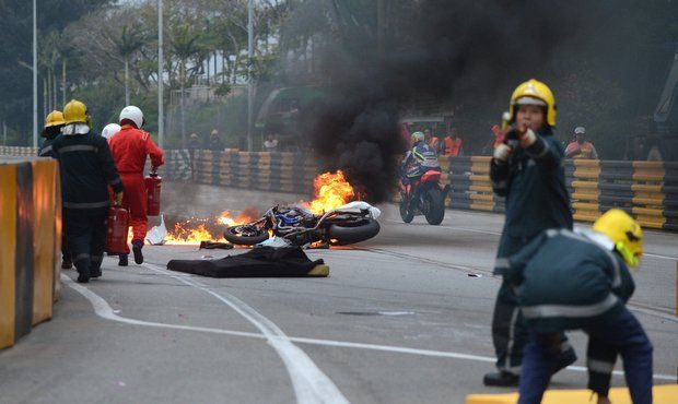 Motocykl Portugalce Luise Carreiry se po jeho těžké nehodě vzňal, sám jezdec brzy na to v nemocnici zemřel. | Foto: Reuters