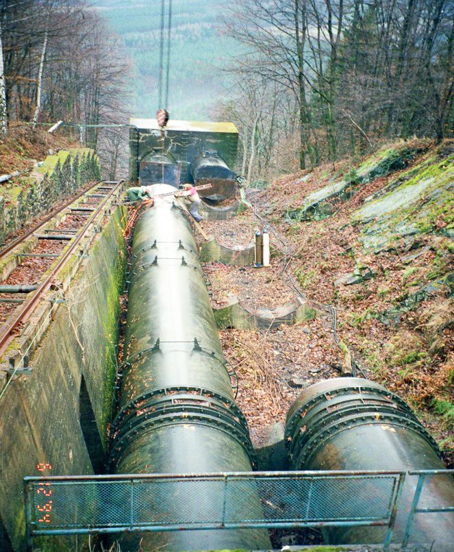 Výstavba nové přečerpávací vodní elektrárny Štěchovice v letech 1994 až 1996. Rekonstrukce přivaděče od horní nádrže do strojovny. | Foto: Aktuálně.cz / Archiv ČEZ, a. s.