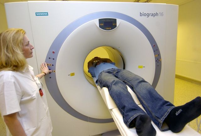 Pacient při vyšetření na novém přístroji PET/CT ve Fakultní nemocnici v Olomouci. Přístroj je celosvětově považován za nejmodernější v diagnostice nádorů. | Foto: čtk