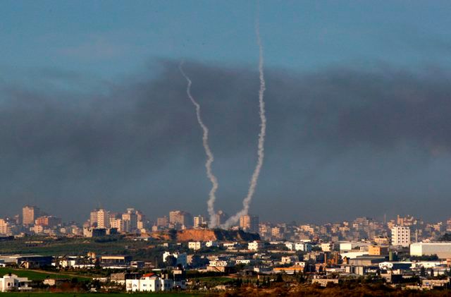 Kouř nad Gazou. Neděle, 4.1. | Foto: Reuters