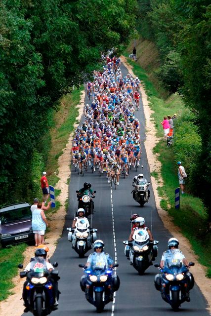 Peloton během jedenácté etapy Tour. | Foto: Reuters