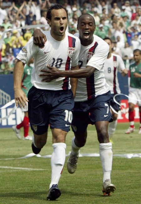 DaMarcos Beasley a Landon Donovan slaví gól, který vstřelil Donovan ve finále Zlátého poháru mezi USA a Mexikem. | Foto: Reuters