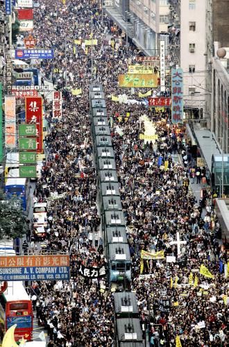 Pochodu za demokracii se mělo účastnit maximálně několik desítek tisíc lidí. Nakonec ulice Hongkongu zaplnil asi čtvrtmilionový dav. | Foto: ČTK / AP