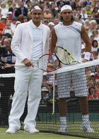 Rafael Nadal a Roger Federer zdraví diváky před zahájením finálového zápasu ve Wimbledonu. | Foto: Reuters