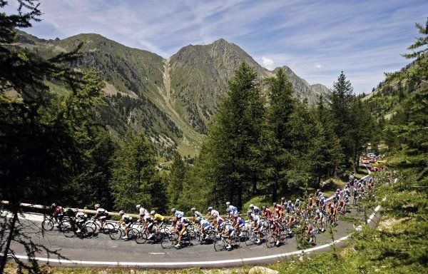 16. etapa Tour de France vedla Alpami na nejvyšší bod závodu, vrcholek Cime de la Bonette, ležící 2802 metrů nad mořem. | Foto: Reuters