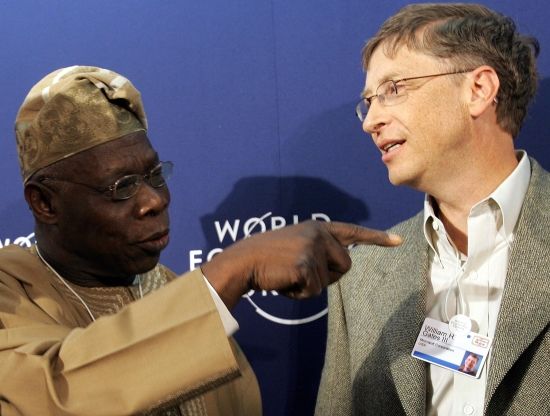 Prezident Nigérie Olusegun Obasanjo a šéf Microsoftu Bill Gates spolu hovoří na Světovém ekonomickém fóru v Davosu | Foto: Reuters/S.Derungs