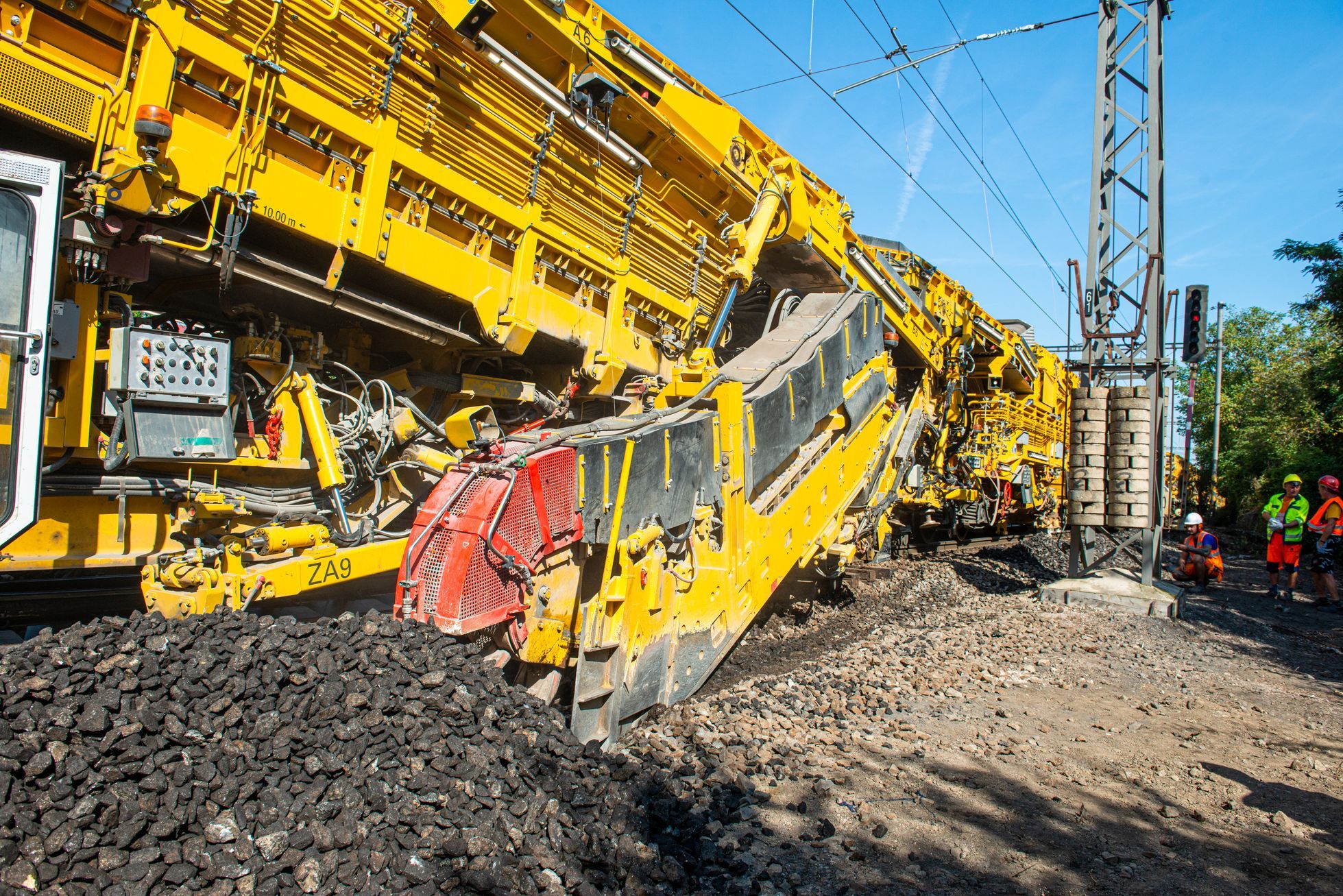 The track in Prague will be modified for the first time by a unique construction figure. The machine can handle three operations at once