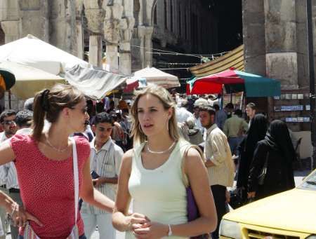 Turisté se procházejí centrem historické tržnice v Damašku. Tisíce dovolenkářů v těchto dnech zaplaňují syrské hlavní město, přes které utíkají z ostřelovaného Libanonu. | Foto: Reuters