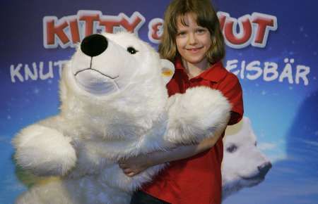 Lední medvěd Knut z berlínské zoo jako výnosný obchodní artikl. | Foto: Reuters