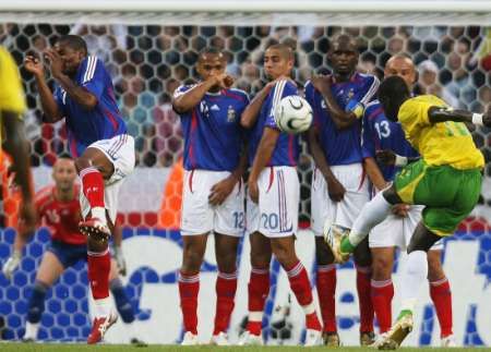 Cherif Toure Mamam z Toga (ve žlutém) trefuje z přímého volného kopu francouzskou zeď. | Foto: Reuters