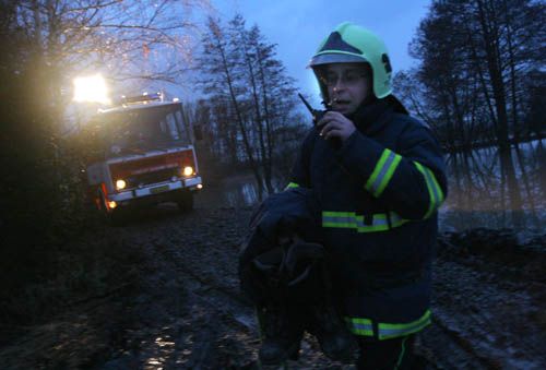 Ohrožené hráze nad vesnicí celou noc hlídala jednotka hasičů. I když voda v korytě Mrliny během odpoledne klesla, protržení hrází by způsobilo zaplavení celé obce. | Foto: Ondřej Besperát, Aktuálně.cz