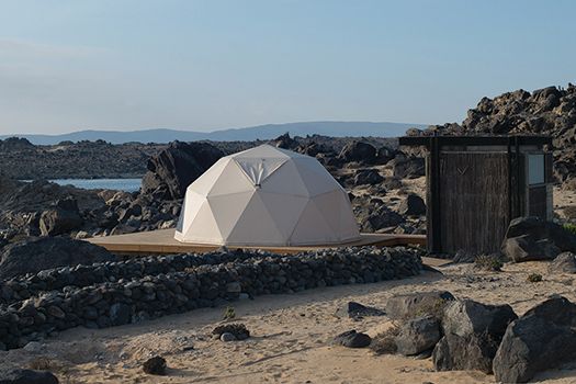 Turistická stanice s názvem Piedras Bayas Beachcamp, nacházející se v panenské přírodě chilské pouště Atacama, je postavená z lehkých konstrukcí a lokálních materiálů. Ekologický přístup architektů z ateliéru Moraes ocenili porotci jako nejlepší malý projekt (Small Project of the Year). | Foto: World Architecture Festival