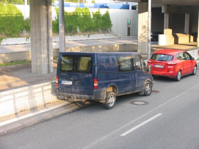 Havarovaná dodávka, kterou vytlačil řidič jaguaru. | Foto: Policie ČR