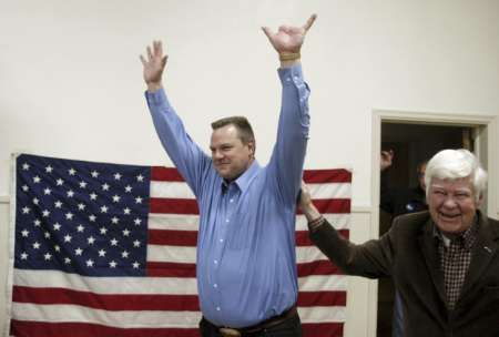 Kandidát demokratů na senátora Jon Tester (vlevo) zdraví publikum svého mítingu v Hamiltonu, stát Montana. | Foto: Reuters