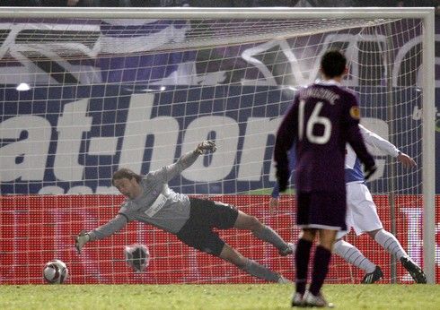 Fernando Llorente z Bilbaa dává gol Austrii Víden | Foto: Sport