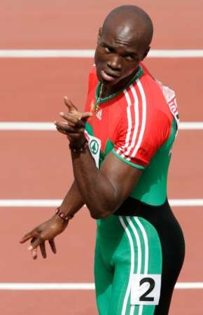 Portugalský sprinter Francis Obikwelu spokojeně gestikuluje v cíli rozběhu na 100 metrů. | Foto: Reuters