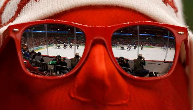 Fanoušek sleduje lední hokej | Foto: Reuters