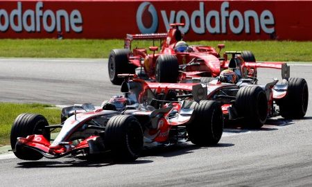 Alonso, Hamilton oba McLaren před Massou na Ferrari během Velké ceny Itálie v Monze. | Foto: Reuters