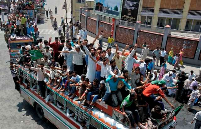 Demonstranti na střechách autobusů | Foto: Reuters