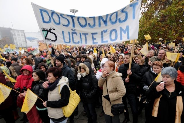 Několik tisíc učitelů a nepedagogických pracovníků se shromáždilo 26. listopadu v Bratislavě na demonstraci za vyšší platy. Do časově neomezené stávky za vyšší mzdy se zapojila většina základních a středních slovenských škol. | Foto: ČTK