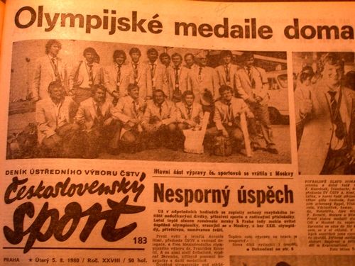 Zlátá radost fotbalistů ČSSR po výhře nad NDR ve finále OH v Moskvě 1980 na stránkách Československého sportu. | Foto: Československý sport