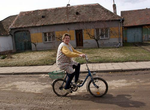 Růžena Imrichová z Krhovic se jede podívat na Dyji. Zatím se nikam neevakuuje. Stejně jako další obyvatelé v obci čeká, co voda udělá. | Foto: Ondřej Besperát, Aktuálně.cz